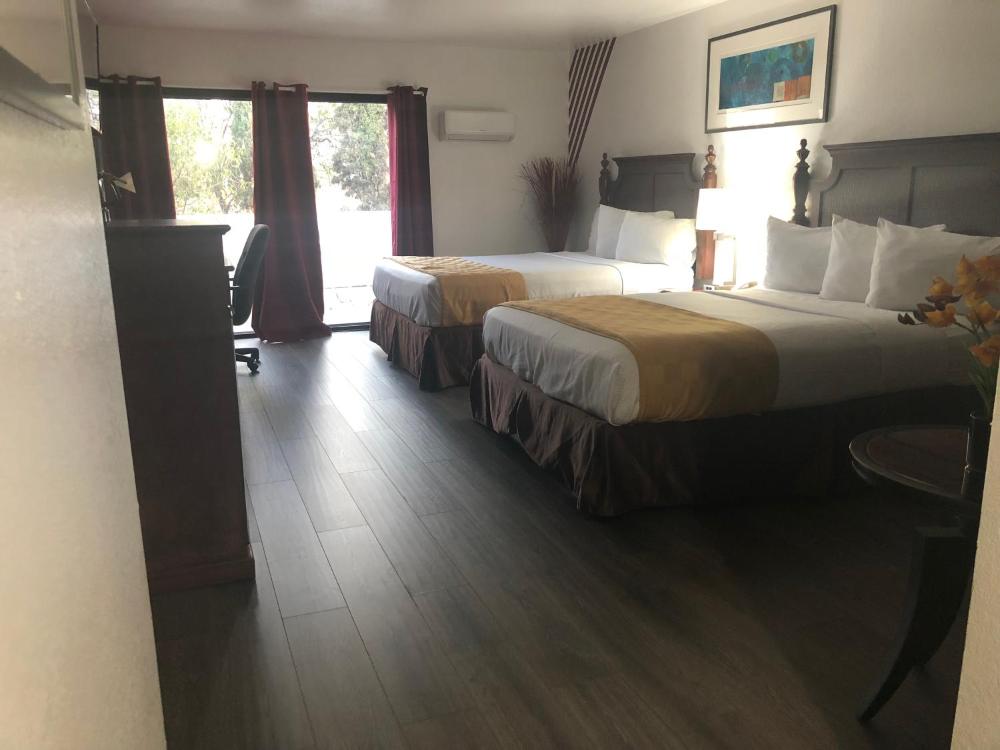 Queen Room with Two Queen Beds - Non-Smoking interior